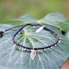 Bracelet cordon coulissantnoir pendentif plume