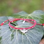 Bracelet cordon femme rouge pendentif abeille - Bijoux coquelicot - MIA Provence
