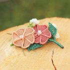 Broche fleur personnalisée en fil et perles