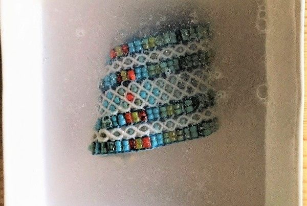 Comment nettoyer des bijoux fantaisie sans les abimer - symbolique des couleurs blanc MIA Provence