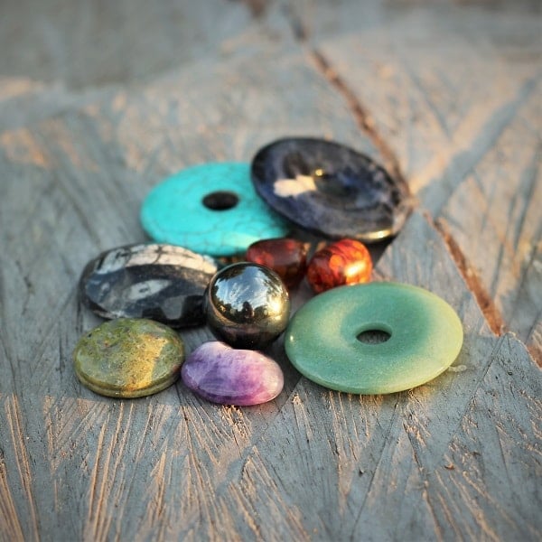 les différentes pierres naturelles utilisées pour la réalisation des bijoux MIA PROVENCE - faire fabriquer un bijou fantaisie